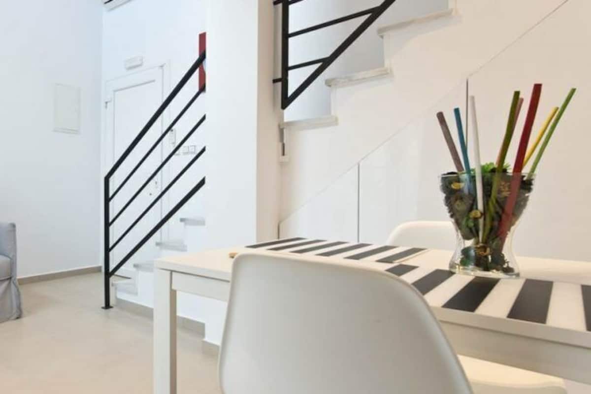 Economy suite, terras, uitzicht op tuin (Helios) | Woonruimte | Een flatscreentelevisie