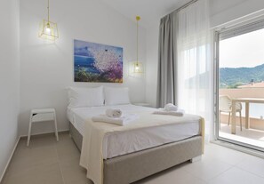 Suite Romantis, pemandangan laut (Ouranos) | 1 kamar tidur, selimut bulu angsa, brankas, dan meja kerja