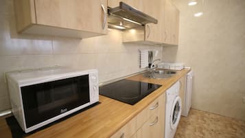 Apartment, 4 Bedrooms | Private kitchen | Microwave, stovetop, dishwasher, electric kettle