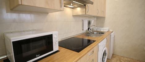 Apartment, 4 Bedrooms | Private kitchen | Microwave, stovetop, dishwasher, electric kettle