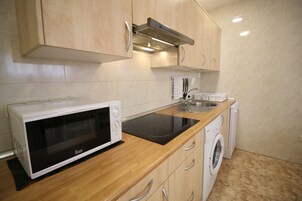 Apartamento, 4 habitaciones | Cocina privada | Microondas, placa de cocina, lavavajillas y hervidor eléctrico