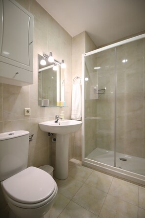 Apartment, 4 Bedrooms | Bathroom | Shower, rainfall showerhead, hair dryer, towels - Aralso Santa Isabel (Segovia)