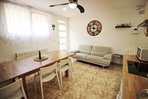 公寓, 4 间卧室 | 起居区 | 32-英寸智能电视（配备数码频道）、电视、流媒体服务