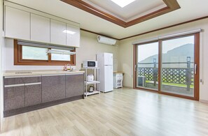 Réfrigérateur, micro-ondes, plaque de cuisson, cuiseur de riz