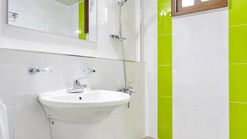 Suihku, ilmaiset hygieniatuotteet, hiustenkuivaaja, pyyhkeet