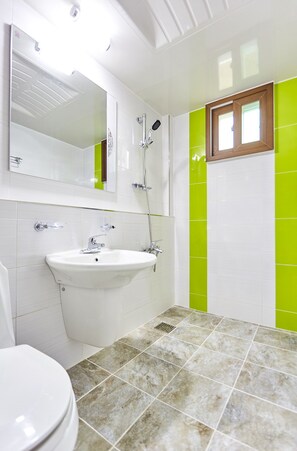 Douche, articles de toilette gratuits, sèche-cheveux