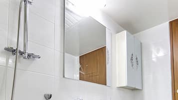 Dusche, kostenlose Toilettenartikel, Haartrockner, Handtücher