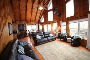 Smart TV - Bullwinkle Inn' private dock, hot tub, quiet water (Speedwell)