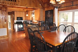 Dining - Bullwinkle Inn' private dock, hot tub, quiet water (Speedwell)