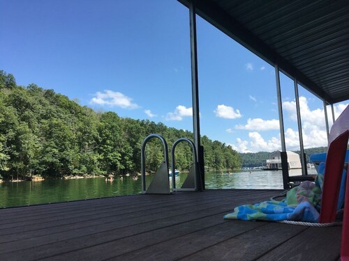 Bullwinkle Inn' private dock, hot tub, quiet water