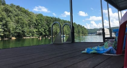 Bullwinkle Inn' private dock, hot tub, quiet water