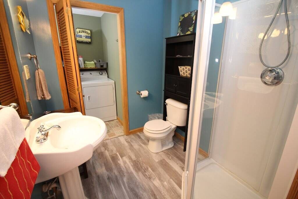 Ein Badezimmer mit Waschbecken, Toilette und Dusche.