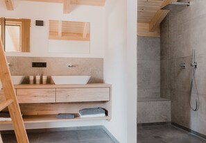 Badewanne, Haartrockner, Handtücher, Seife