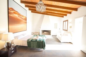 6 slaapkamers, een bureau, een strijkplank/strijkijzer, gratis wifi