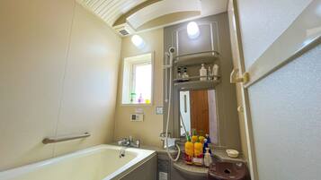 淋浴/盆浴组合、吹风机、拖鞋、电子马桶