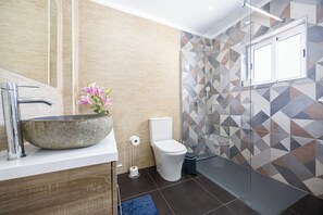 Bruser, hårtørrer, håndklæder, Shampoo