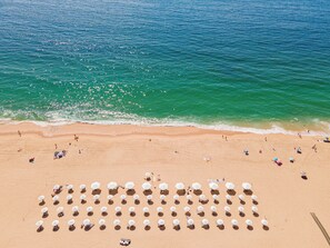 靠近海滩 、沙滩椅、沙滩毛巾