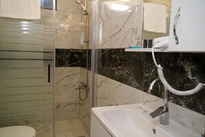 Shower, hair dryer, slippers, towels - Yelken Beach Otel (Didim)