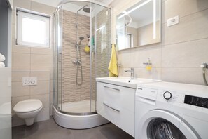 Maison | Salle de bain | Douche, séchoir à cheveux, serviettes fournies, savon