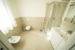 Shower, bidet, towels