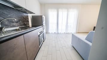Full-sized fridge, microwave, oven, stovetop