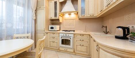 Appartamento Deluxe, 1 camera da letto | Cucina privata | Frigorifero, microonde, piano cottura, bollitore elettrico