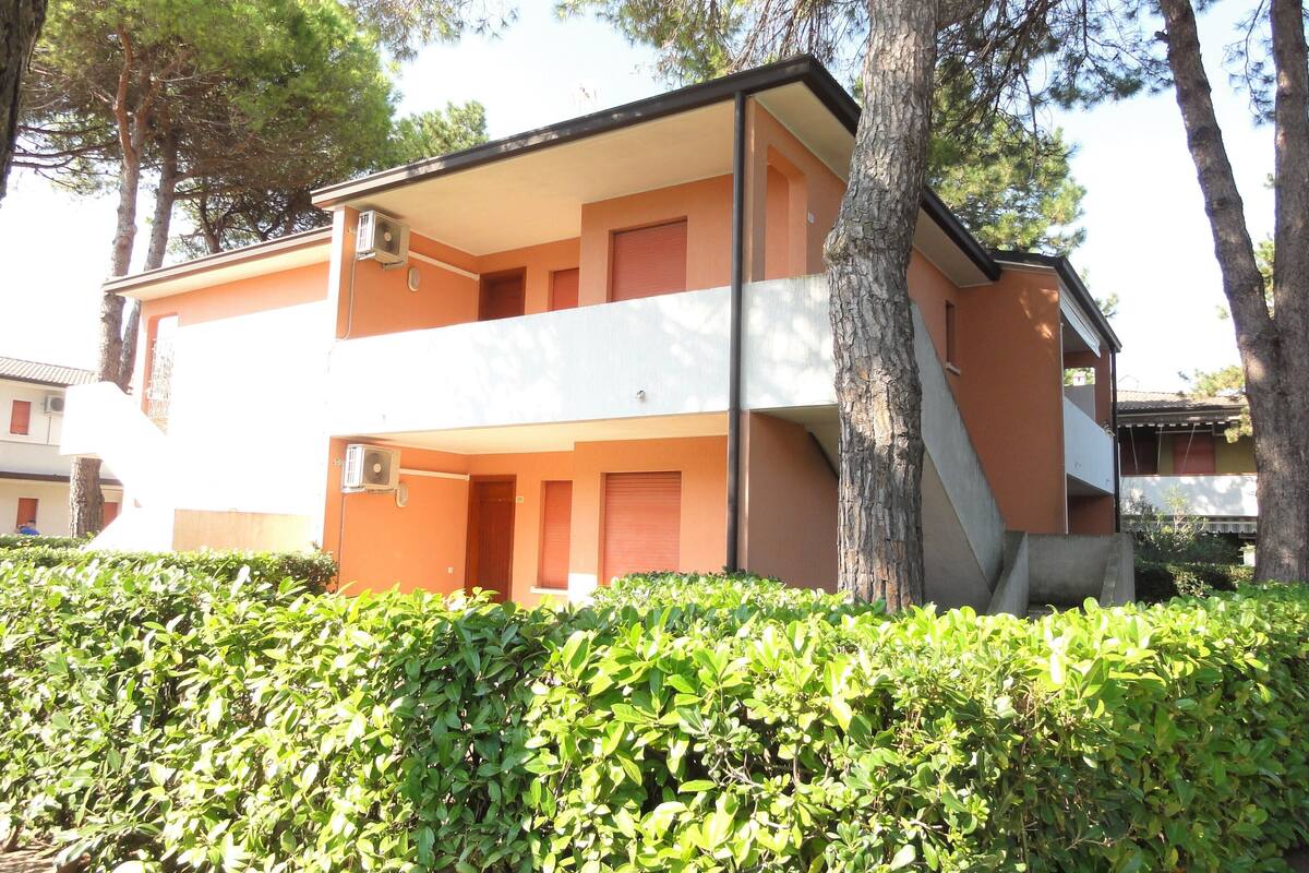 Un bâtiment à deux étages, doté d’un toit plat et d’un balcon à l’étage supérieur.