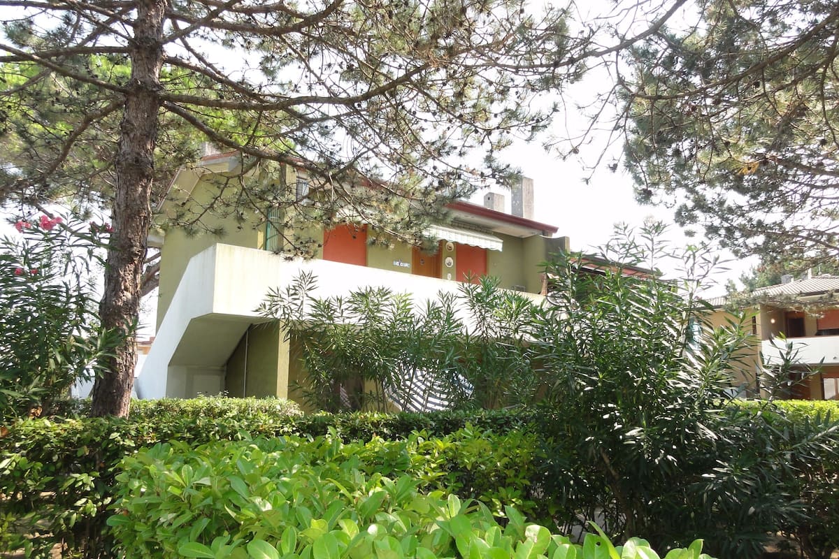 Un bâtiment à l’architecture moderne, caractérisé par un toit plat et une large corniche saillante.