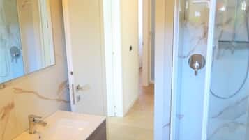 Superior Apartment, 2 Bedrooms (B81521) | Bilik Mandi | Pancuran mandi