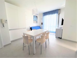 Appart'hôtel, 2 chambres (A10141) | Coin séjour | Télévision à écran plat de 40 pouces avec chaînes par satellite