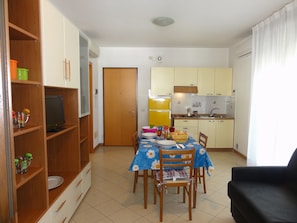 Appartement, 1 chambre (A20132) | Cuisinette privée | Réfrigérateur grande capacité avec congélateur, four à micro-ondes
