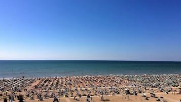 In Strandnähe, weißer Sandstrand