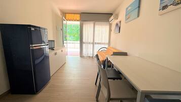 Apartment, 2 Bedrooms (A20177) | Ruang tamu | 19 inci televisyen skrin rata dengan digital, TV