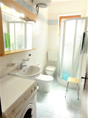 Apartment, 1 Schlafzimmer (A30157) | Badezimmer | Dusche, Bidet, Handtücher