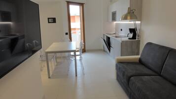 Departamento, 2 habitaciones (A40245) | Sala de estar | Televisión de pantalla plana de 19 pulgadas con canales digitales