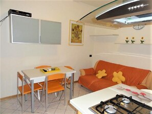 Apartment, 1 Schlafzimmer (A50123) | Wohnbereich | 19-Zoll-Flachbildfernseher mit Digitalempfang, Fernseher