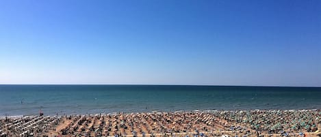 Sulla spiaggia, sabbia bianca
