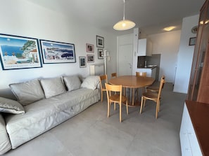 Appartement, 2 chambres (A60233) | Coin séjour | Télévision à écran plat de 19 pouces avec chaînes numériques, télévision