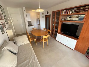 Apartamento, 2 quartos (A60233) | Área de estar | TV de tela plana 19 polegadas com canais digitais, TV