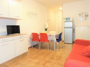 Appartement, 2 chambres (A60014) | Aire de séjour | Téléviseur à écran plat de 19 po avec télévision numérique, téléviseur