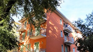 Un immeuble à plusieurs étages, doté de balcons, d’un toit plat et d’une entrée bien visible.