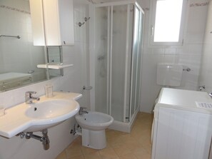 A bathroom with a sink, toilet, and shower. - Condominio Isolina (San Michele al Tagliamento)