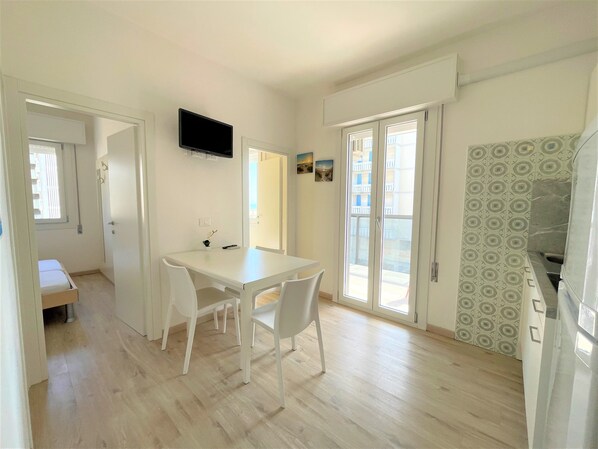 Departamento, 2 habitaciones (A60198) | Sala de estar | Televisión de pantalla plana de 19 pulgadas con canales digitales 