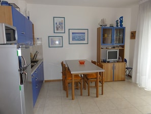 Appartement, 1 chambre (A72162) | Cuisine privée | Réfrigérateur grande capacité avec congélateur, four à micro-ondes