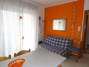 Apartamento, 1 habitación (A72162) | Zona de estar | Televisión de pantalla plana de 19 pulgadas con canales por satélite