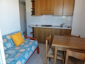 Appartamento, 1 camera da letto (A70124) | Angolo cottura privato | Piano cottura, pentole/stoviglie/utensili, tavolo da pranzo