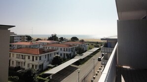 Vista de una zona costera con edificios y una playa.