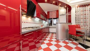 One bedroom. 20 V.Vasylkivska. St. Near Arena City - 2048 | Cozinha privada | Geladeira, micro-ondas, cooktop, chaleira elétrica