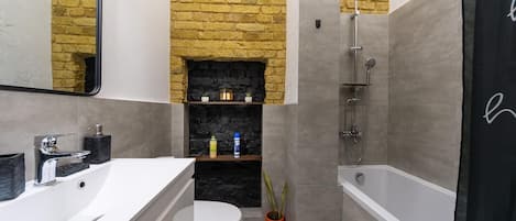 Appartement luxueux | Salle de bain | Articles de toilette (gratuits), séchoir à cheveux, pantoufles