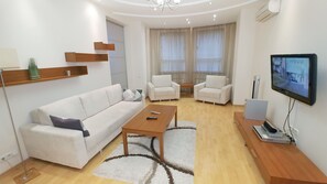 One bedroom. Luxery. 44 Shota Rustaveli St. Centre - 2006 | Premium bedding, down comforters, iron/ironing board, free WiFi - Kyiv Rent Apartments (Kyiv)